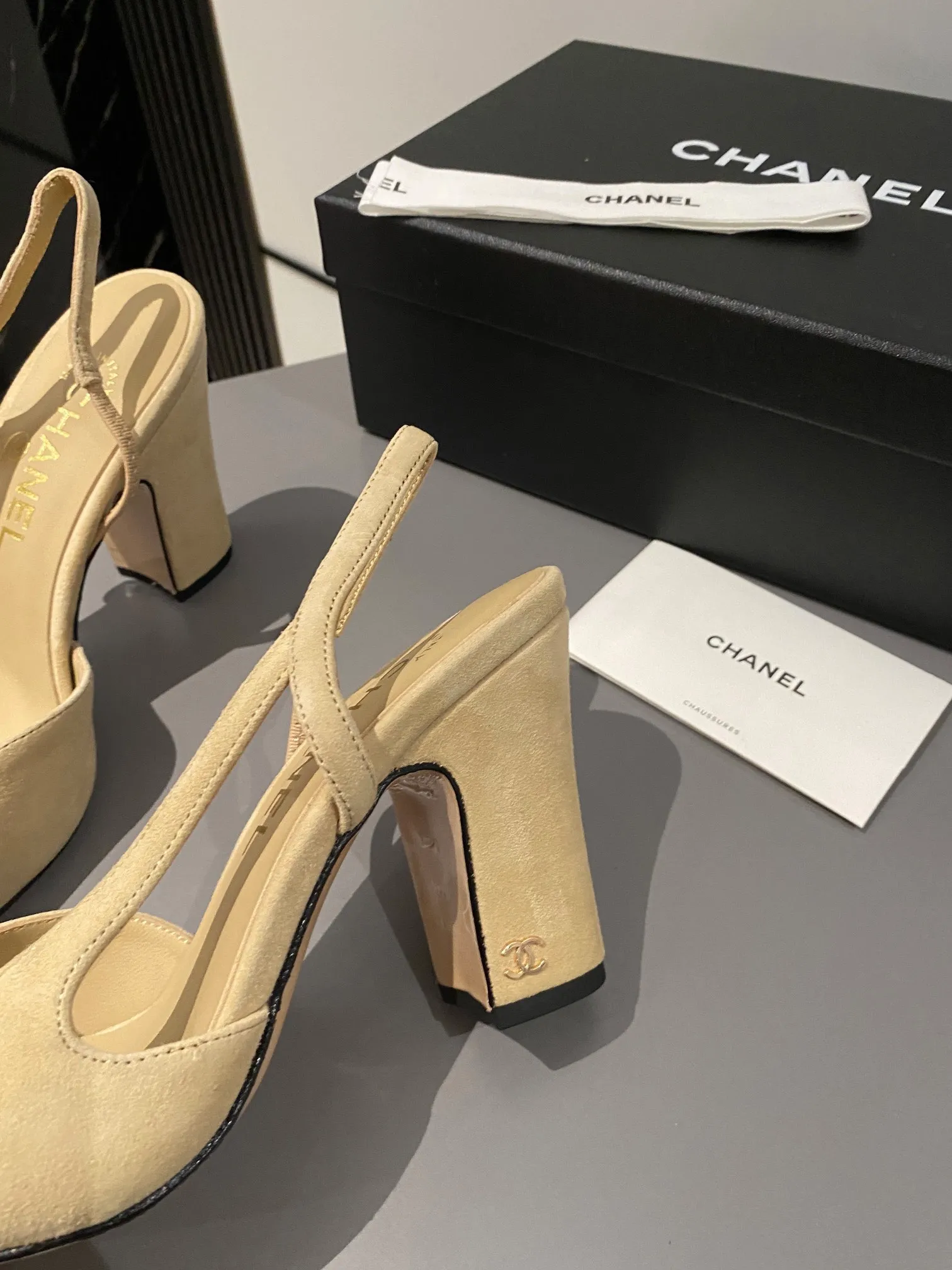 👟👟Ex-factory price 520👟👟 Purchase grade, high-heeled version, Chanel classic slingback sandals. We have been making this model for the past few years. This year, we will re-purchase the version and make a detailed copy again. I found that the upper lines and body comfort of the new version have been slightly adjusted! The brand won't say anything because the overall appearance difference is not big and it doesn't affect wearing. All colors now produced are produced according to the latest styles! What you buy is the latest classic model from the counter, made of imported mixed sheepskin surface material, imported mixed sheepskin, and Italian imported cowhide leather soles! High heels 9.5cm Size: 35-39 Other sizes can be customized (customized sizes 34, 40, 41, 42, 43 are non-refundable and non-exchangeable)